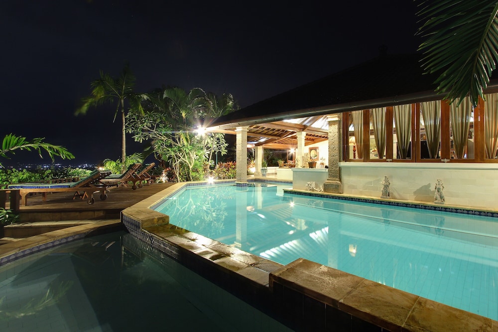 Senyum Villa Uluwatu — 4-Star Luxury Hotel in Bali, Indonesia