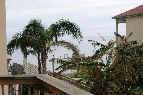 Galleon Bay 208 Bayfront With Boat Slip Pool Hot Tub — 4-Star Luxury Hotel in South Padre Island, United States