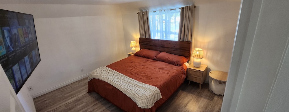 Gated Mountain Villa w Private Garage and King Bed — 4-Star Luxury Hotel in Lake Elsinore, United States