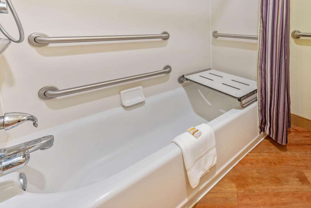 La Quinta Inn & Suites by Wyndham Tampa Brandon West - photo 41