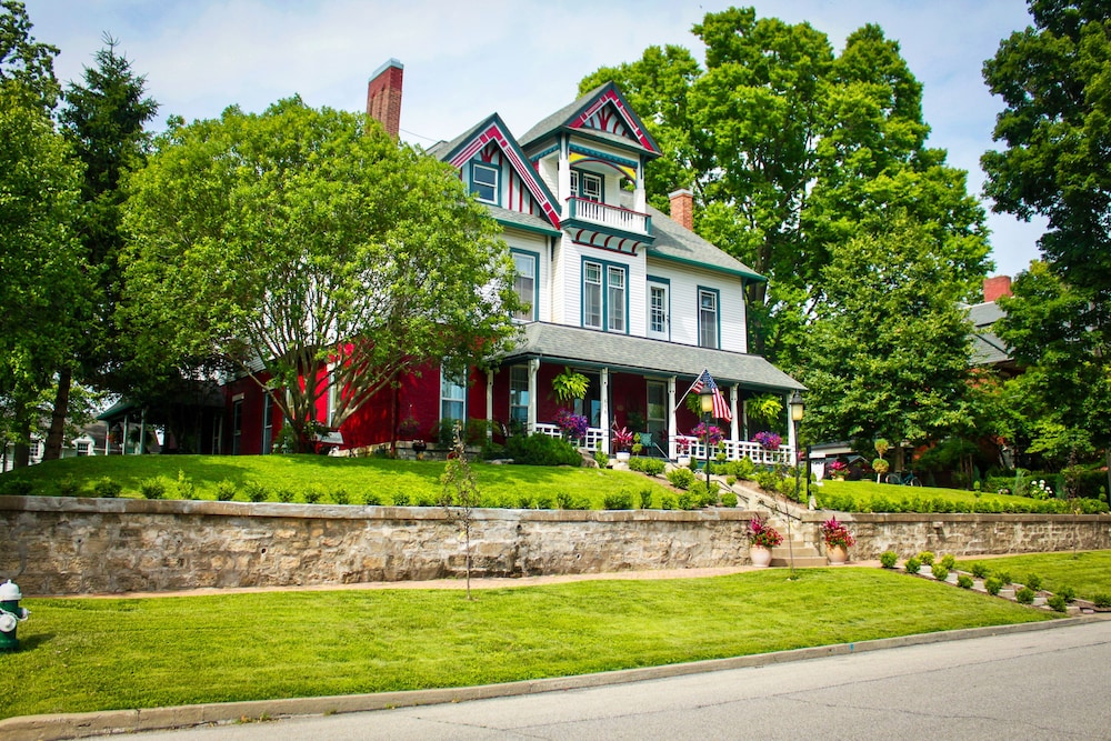 Evans Holly Grove Inn B&B — 4-Star Luxury Hotel in Burlington, United States