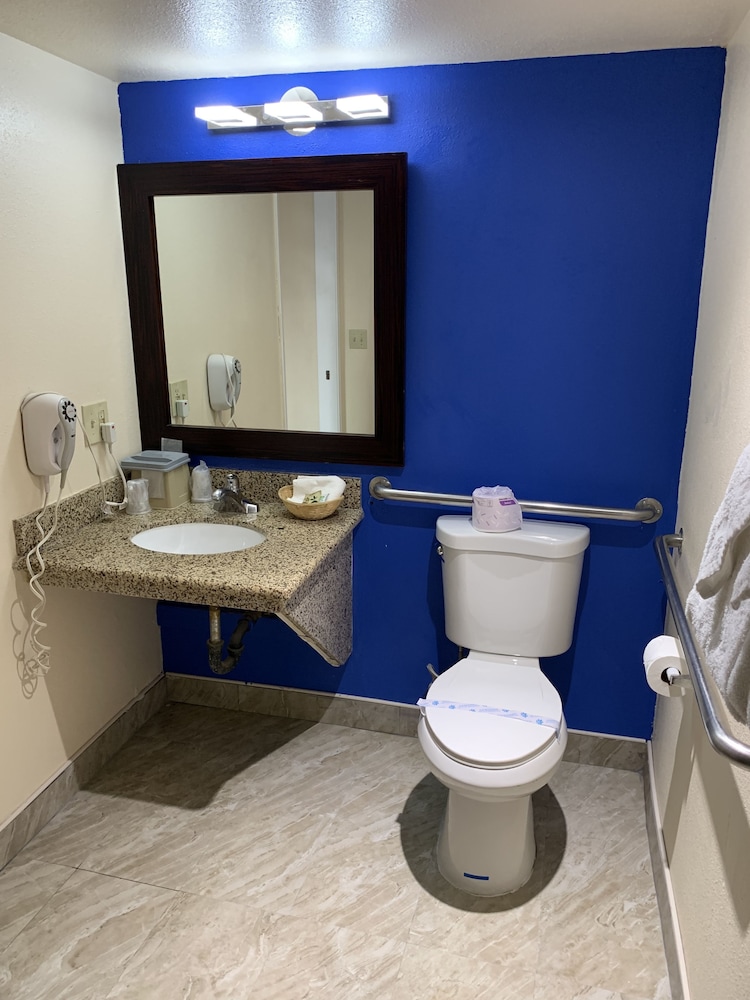 California Inn and Suites Bakersfield - photo 37
