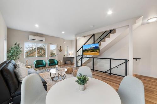 Brand New Fully Updated Condo 910 in Anacortes — 4-Star Luxury Hotel in Anacortes, United States