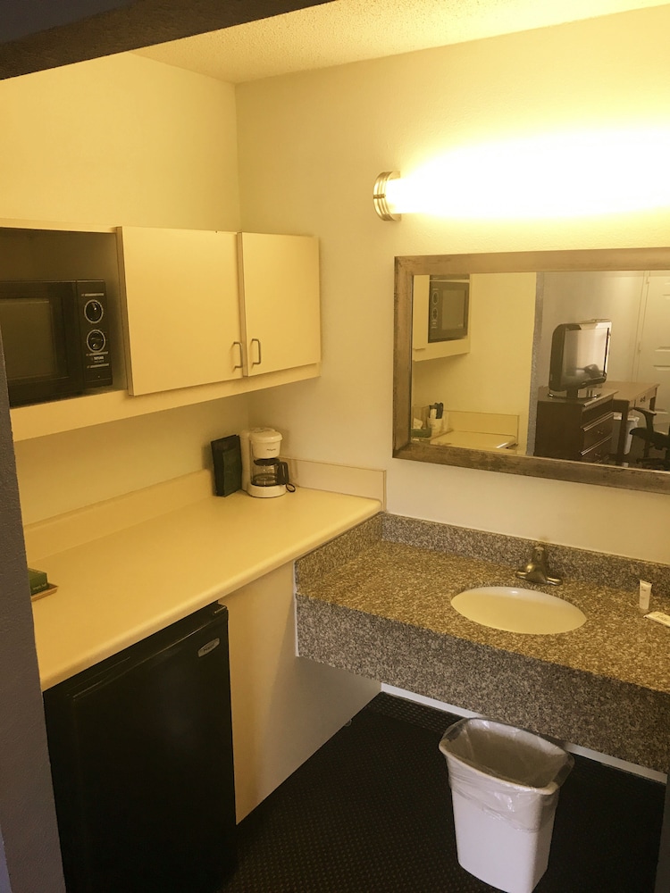 Days Inn & Suites by Wyndham Mobile - photo 31