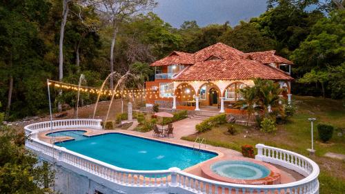 Finca Villa Salma AC Piscina 21 Personas — 4-Star Luxury Hotel in Sopetran, Colombia