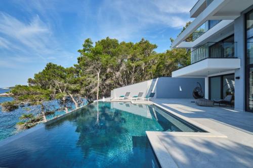 Fabulous Villa Sansarea with a pool near the sea — 4-Star Luxury Hotel in Blato, Croatia