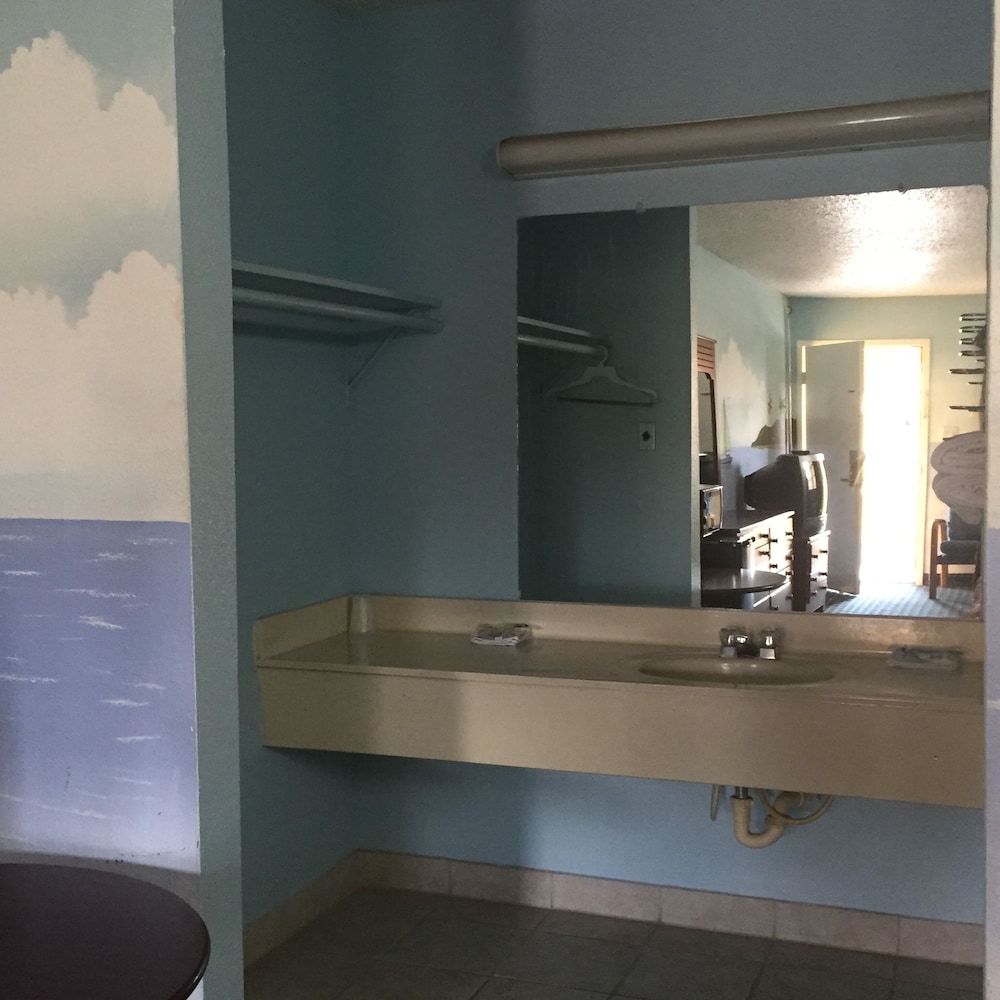 Guest Inn & Suites - photo 3