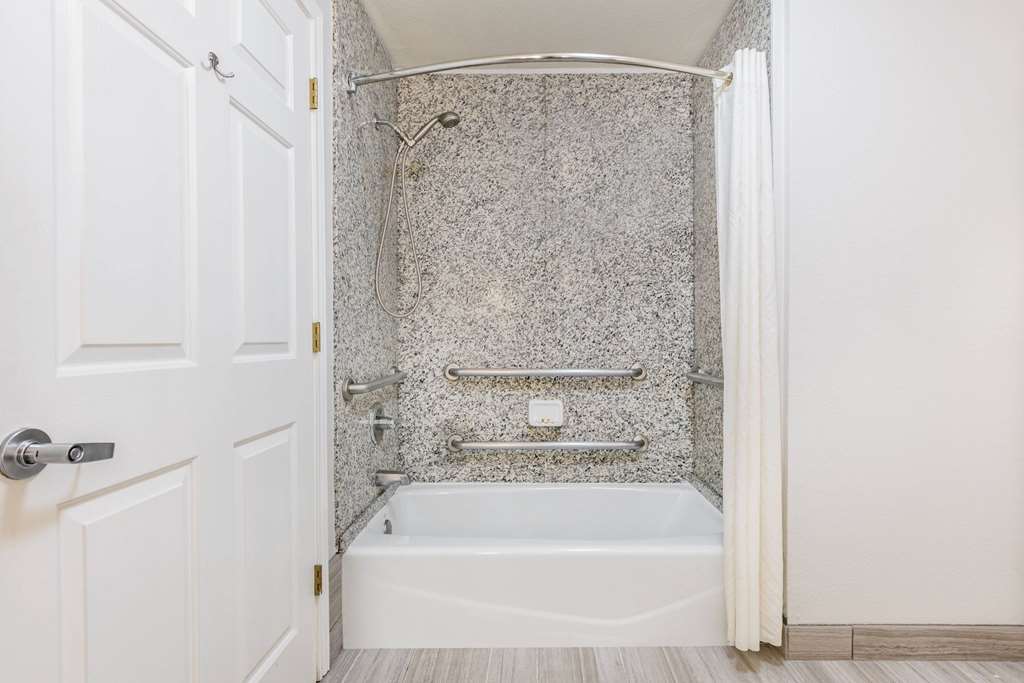 La Quinta Inn & Suites by Wyndham Fredericksburg - photo 23