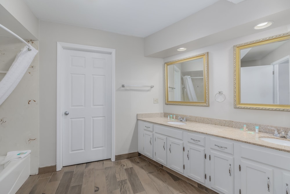 Crossroads Inn & Suites - photo 49