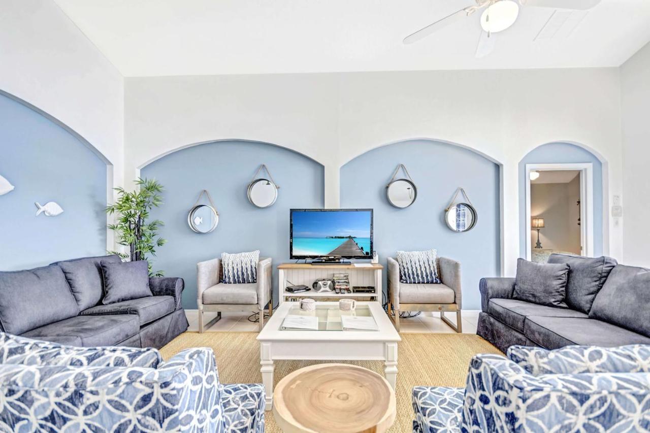 Beautifully Decorated Remodeled Pool Home — 4-Star Luxury Hotel in Davenport, United States