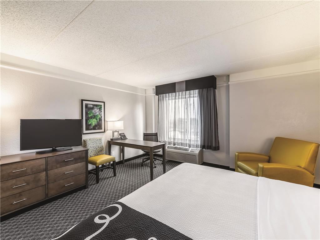 La Quinta Inn & Suites by Wyndham Austin Airport - photo 24