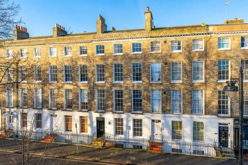 3 The Steyne Stunning 5 Storey Georgian house with cinema room — 4-Star Luxury Hotel in Worthing, United Kingdom
