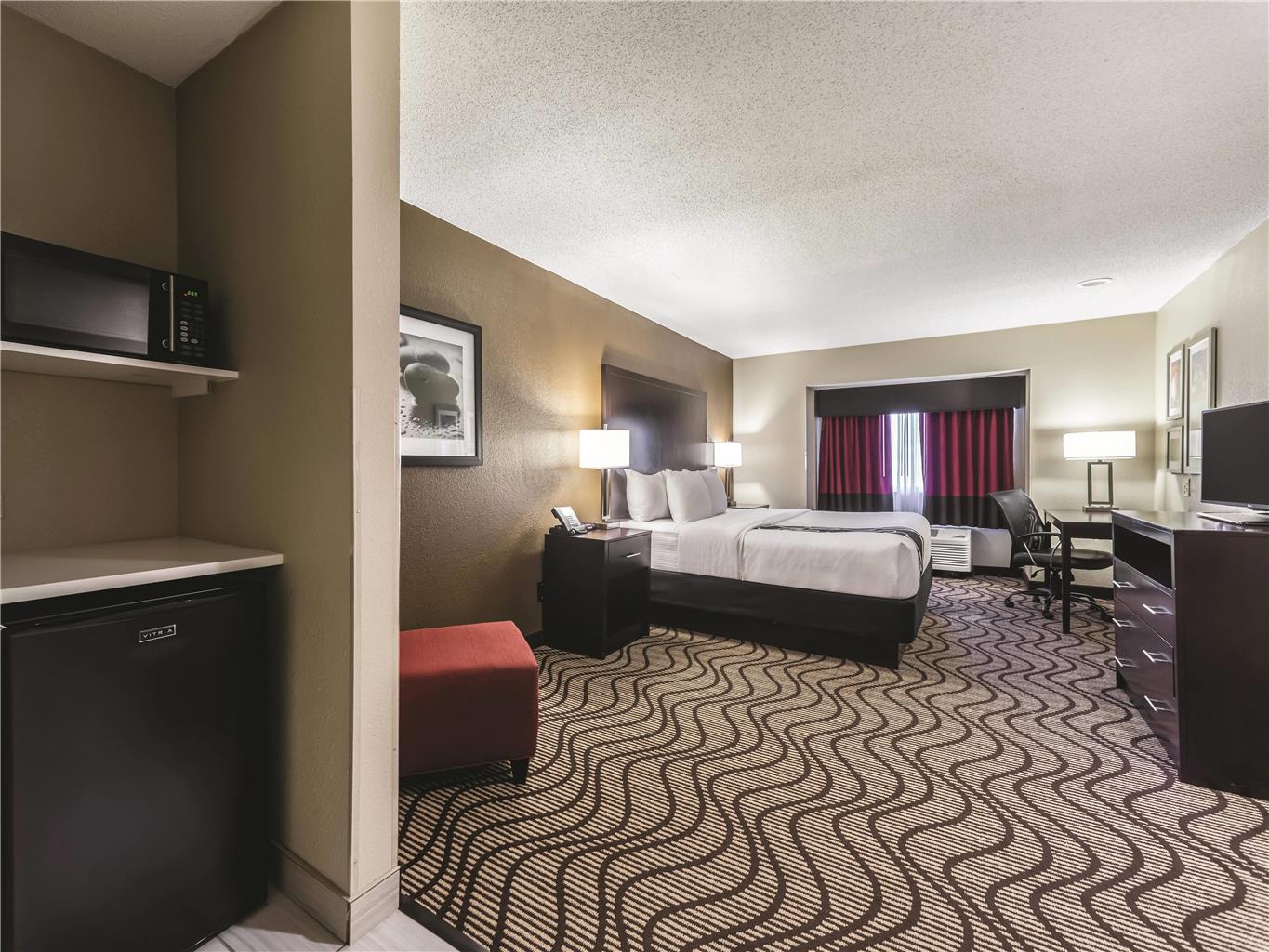 La Quinta Inn & Suites by Wyndham Collinsville St. Louis - photo 14