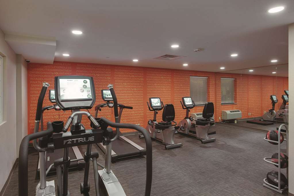 La Quinta Inn & Suites by Wyndham Detroit Metro Airport - photo 11