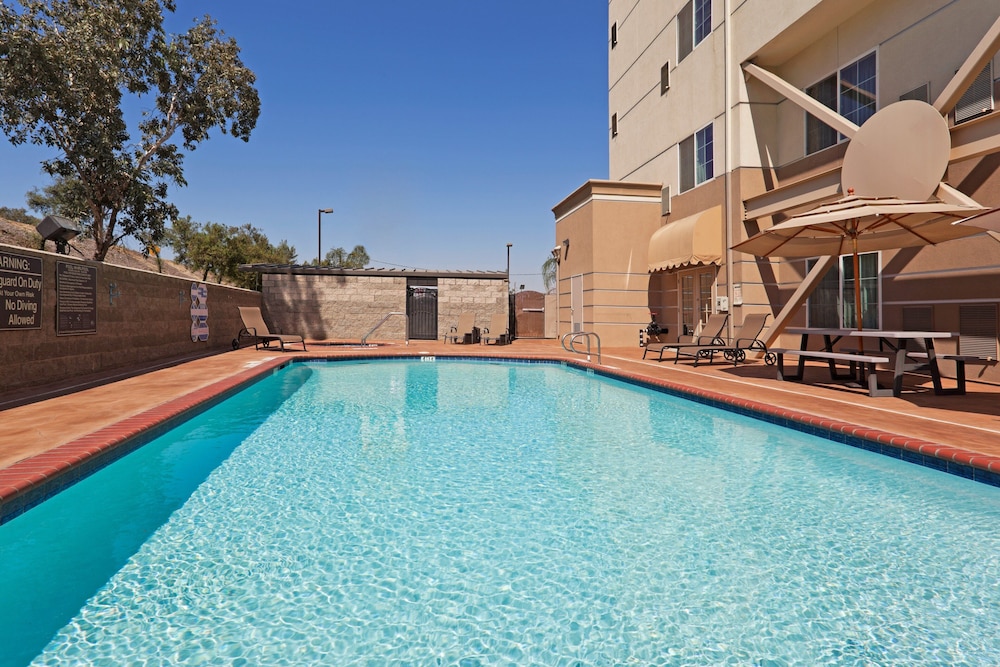 Holiday Inn Express and Suites Bakersfield Central by IHG - photo 20