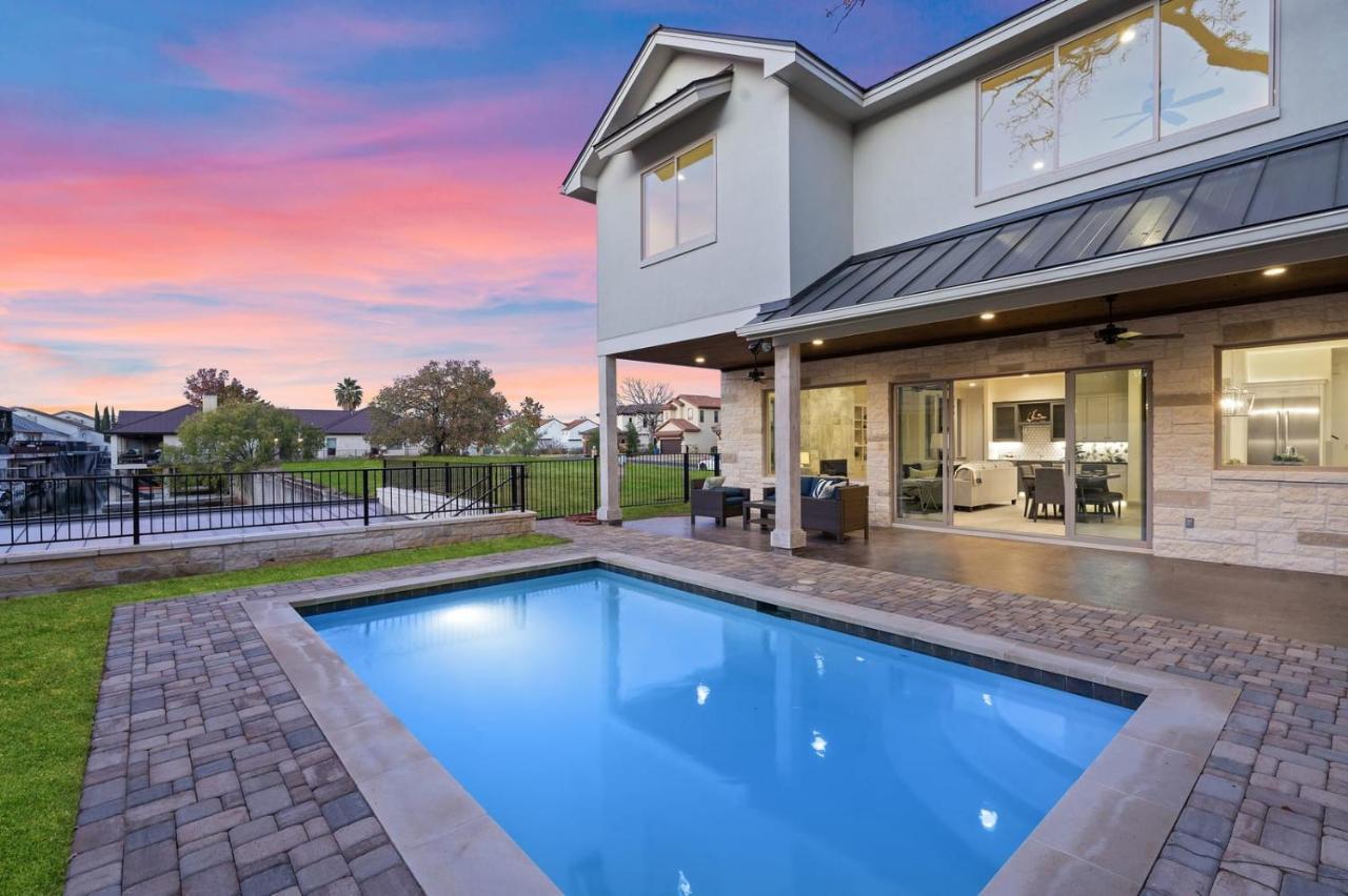 Contemporary Luxury Retreat on Lake LBJ with Heated Pool — hotel in Horseshoe Bay