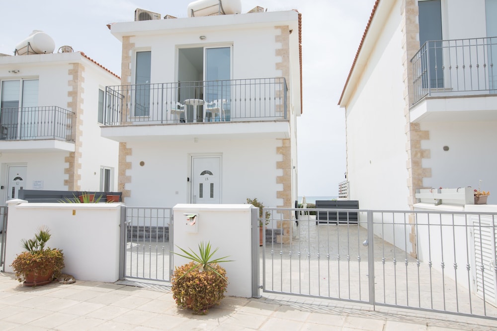 Villa Suri Luxury Seafront Villa
