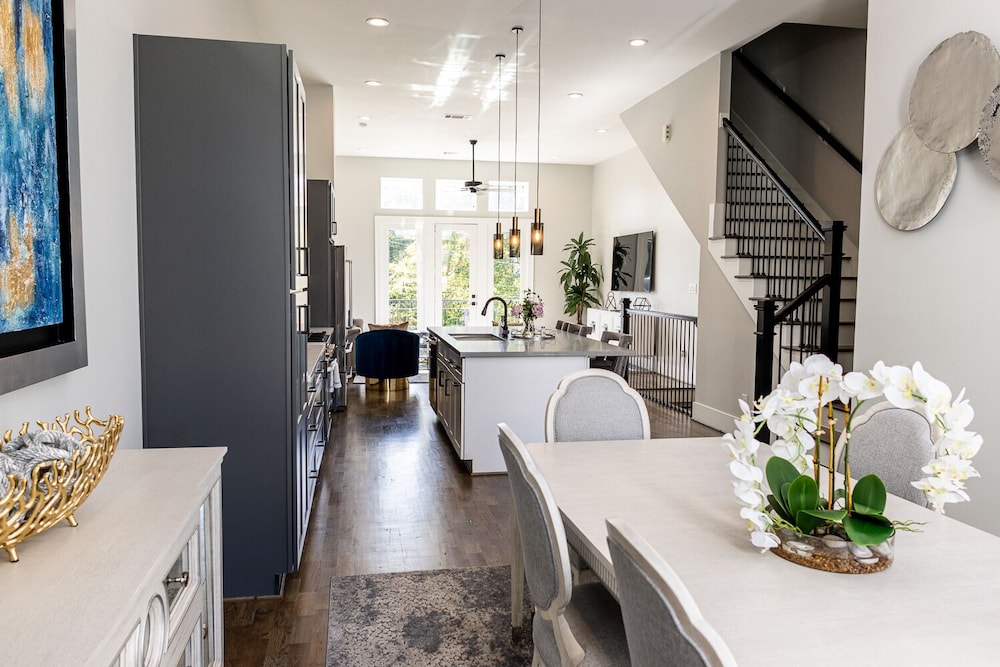 Houston Lux Townhome - photo 8