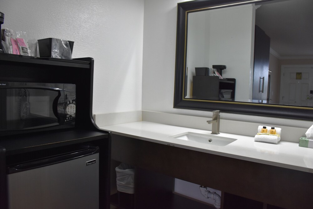 Destin Inn and Suites - photo 40