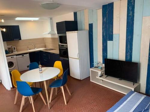 Patio avec cour et place de parking en bord de mer in Port-La-Nouvelle, France