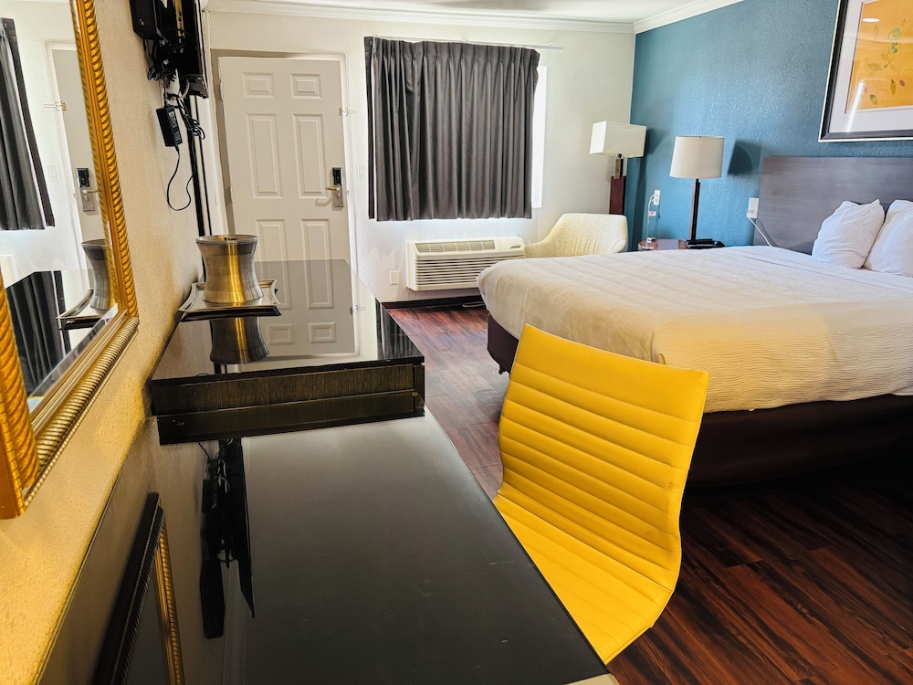 Baymont by Wyndham Bakersfield - photo 18