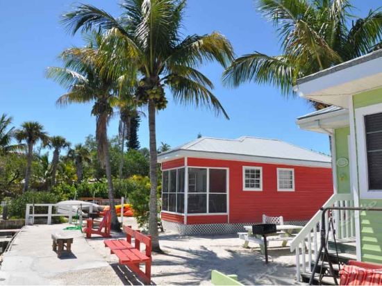 Castaways Beach and Bay Cottages - photo 2