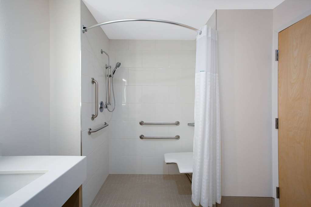 La Quinta Inn & Suites by Wyndham Manassas Va Dulles Airport - photo 7