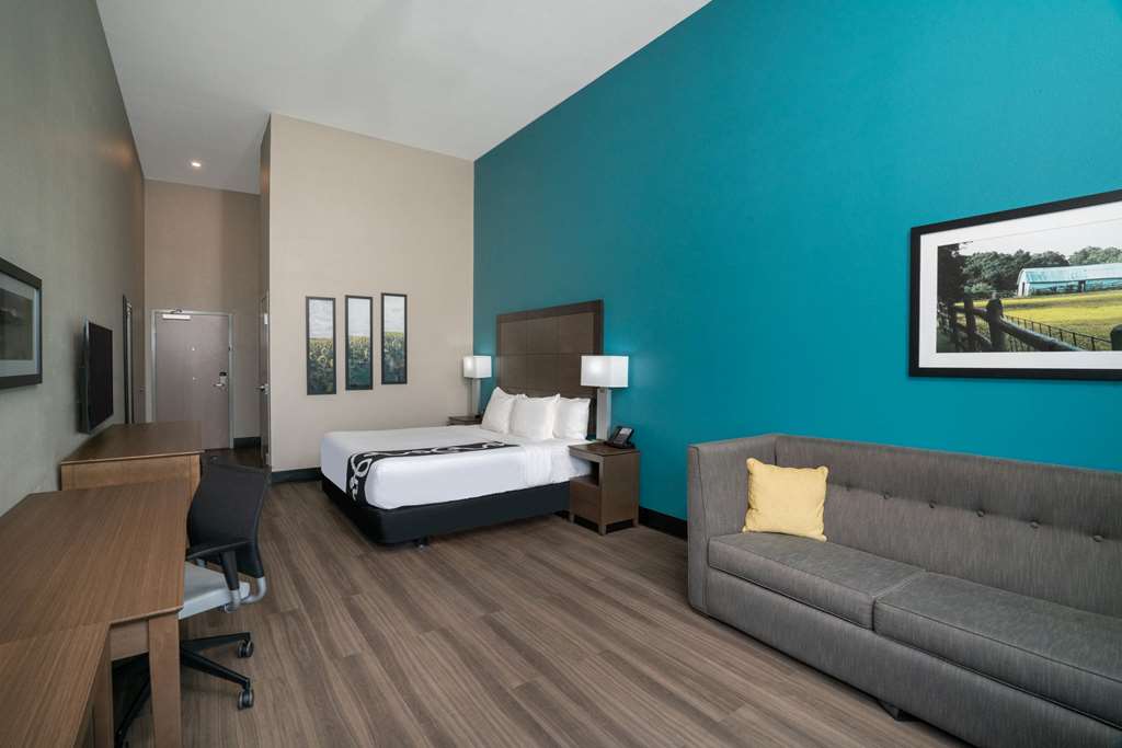La Quinta Inn & Suites by Wyndham West Memphis - photo 24