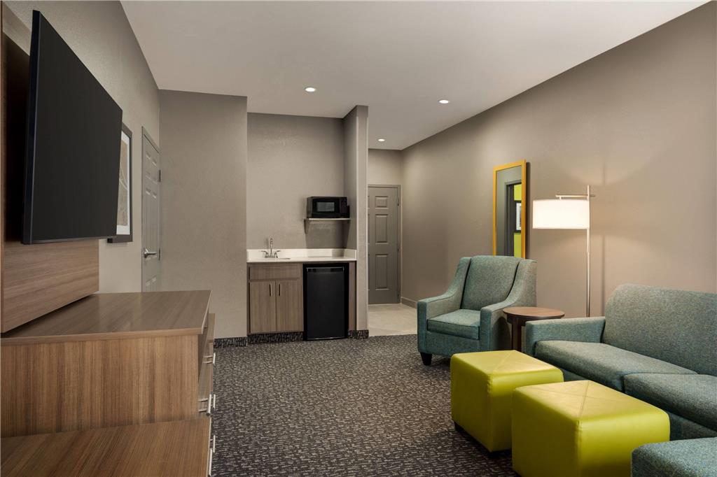 La Quinta Inn & Suites by Wyndham Shawnee - photo 24