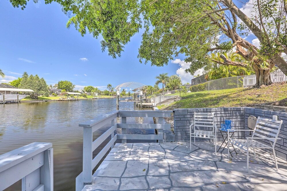 Airy Canal Front Oasis In Cape Coral With Pool — Cape Coral