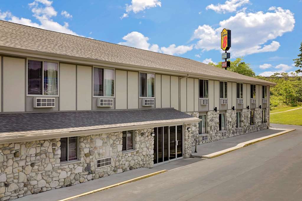 Super 8 by Wyndham Sturgeon Bay - featured photo