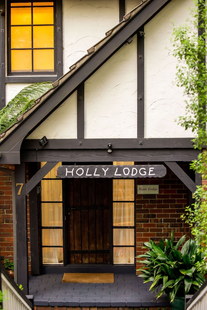 Holly Lodge — 4-Star Luxury Hotel in Kalorama, Australia