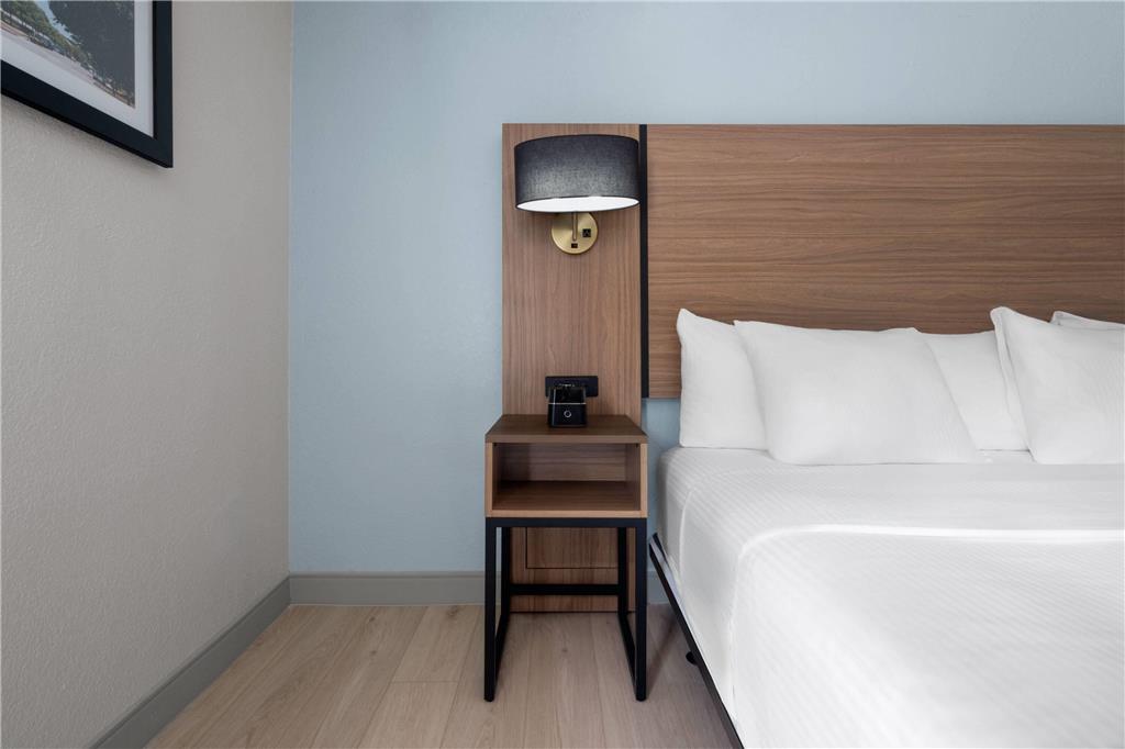 La Quinta Inn & Suites by Wyndham Raleigh Cary - photo 16