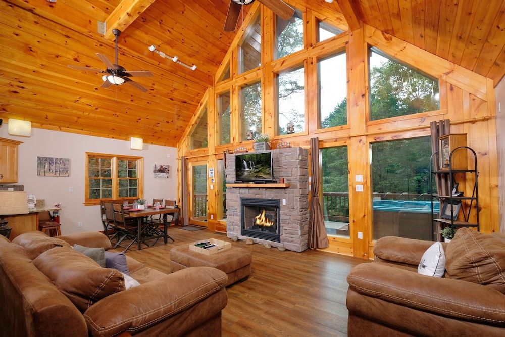 Shuffle board table hot tub outdoor gas firepit smart TVs cozy 2BR log cabin — 4-Star Luxury Hotel in Sevierville, United States