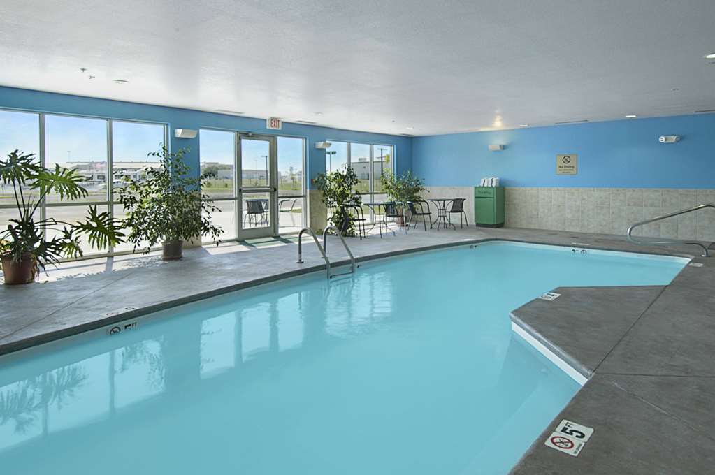 Super 8 by Wyndham Topeka at Forbes Landing - photo 3