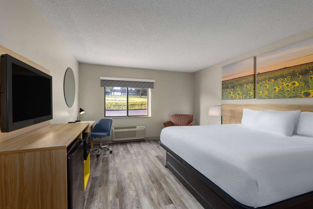 Days Inn & Suites by Wyndham Kansas City South - photo 8