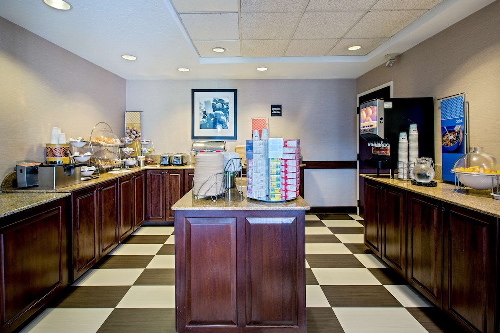 Hampton Inn West Springfield - photo 27