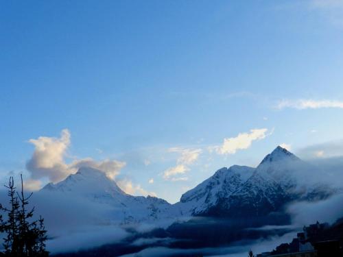 Meije 13: Grand duplex proche télésiège vue panoramique in Les Deux Alpes, France