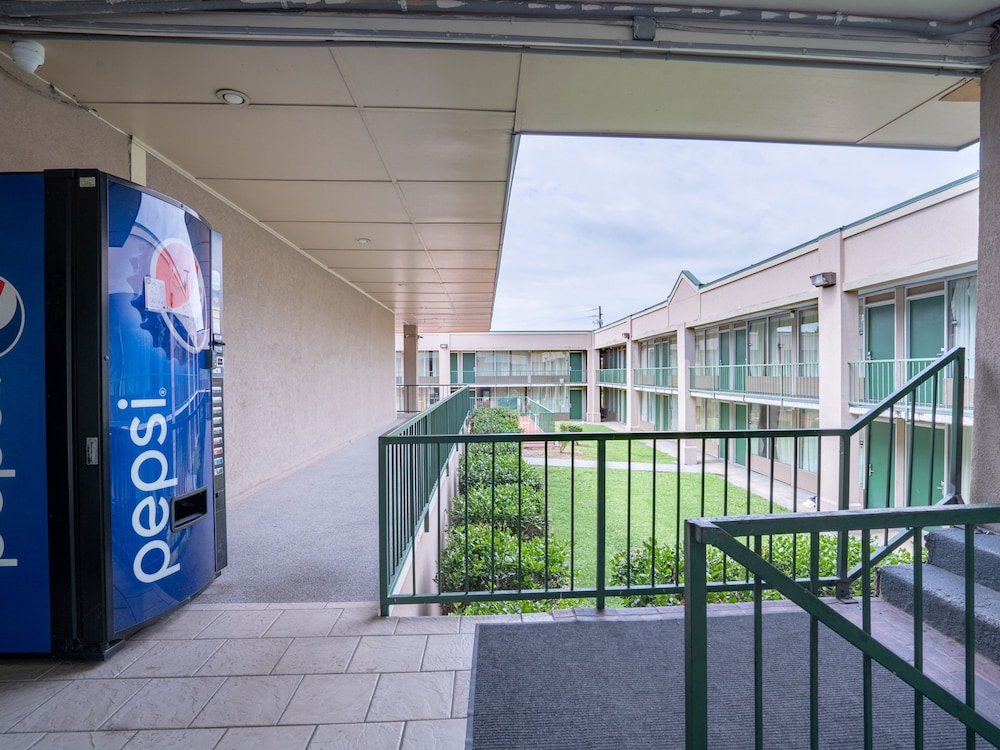 Travelodge by Wyndham Henderson - photo 26