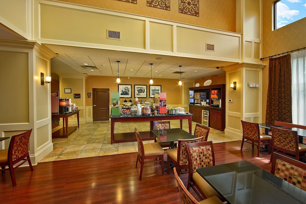 Hampton Inn & Suites Sevierville @ Stadium Drive - photo 32