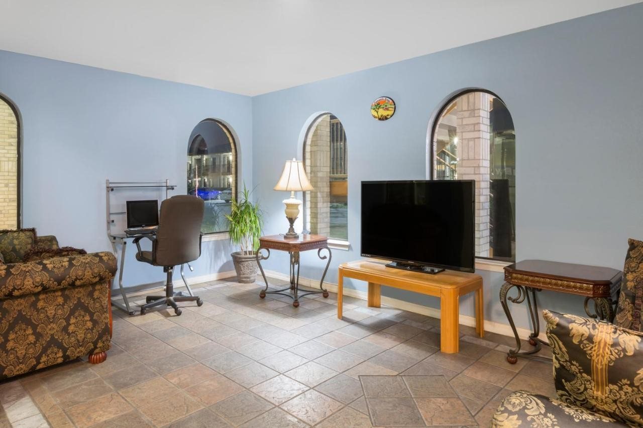 Days Inn by Wyndham San Antonio - photo 3
