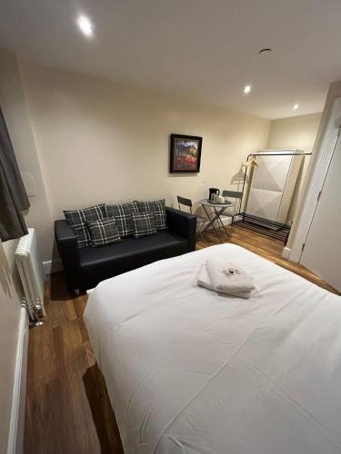 Modern Double Room with Sofa - carbon neutral hotel in Edinburgh