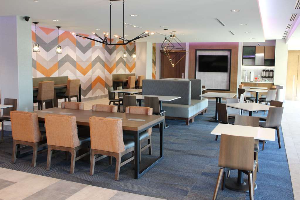 La Quinta Inn & Suites by Wyndham Bardstown - photo 4
