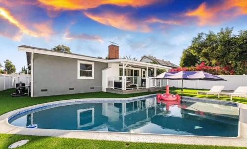 Love & LuxuryHeart Shaped Pool Paradise in Los Angeles, United States