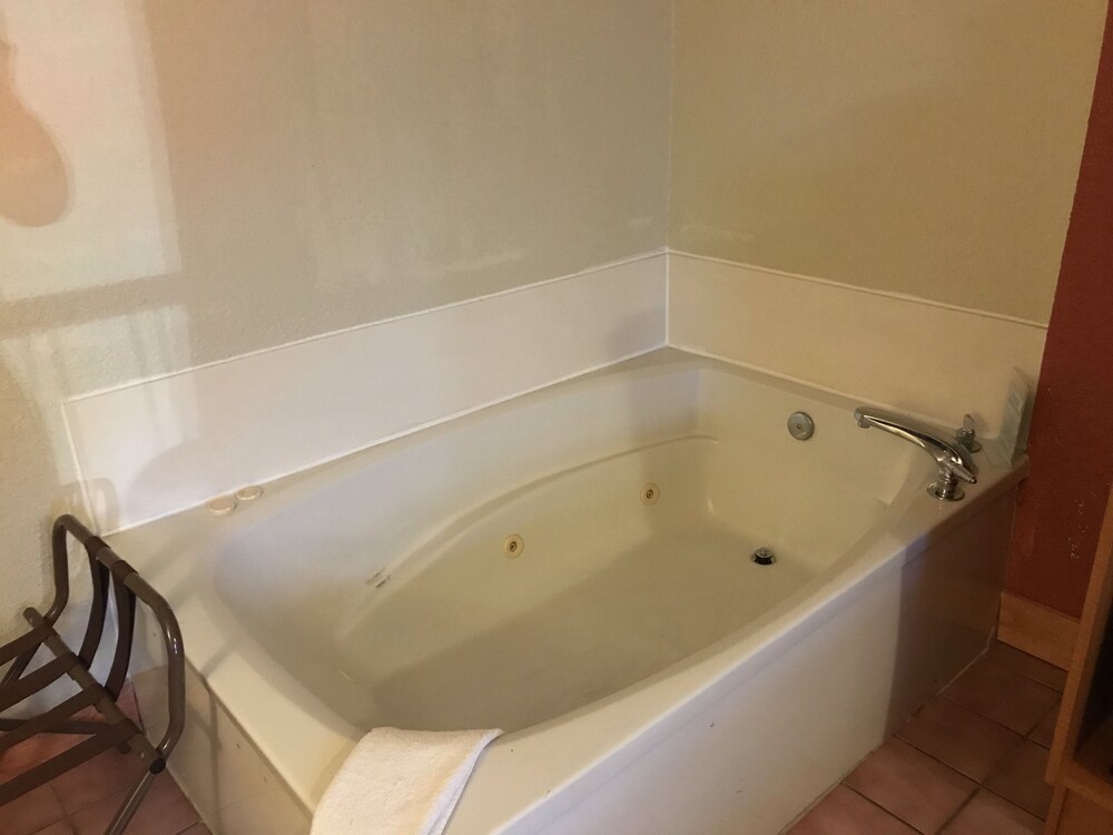 Bear Mount Inn & Suites - photo 32