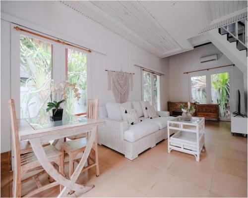 Seaside Sanctuary Walk to Canggu Beach Unit Timur