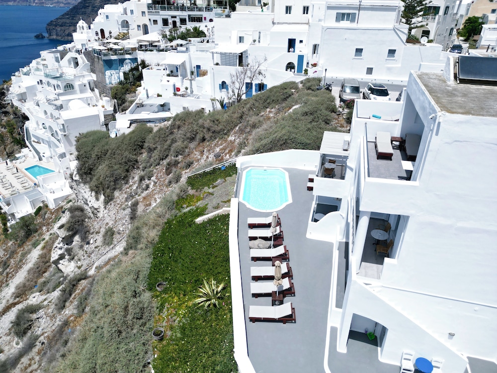 The Last Sunbeam - carbon neutral hotel in Fira