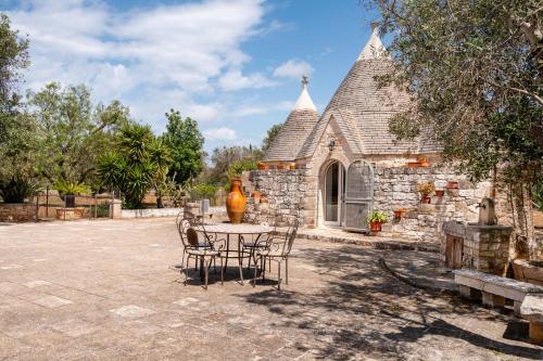 Villa Trullo Ulivo with pool — 4-Star Luxury Hotel in Carovigno, Italy