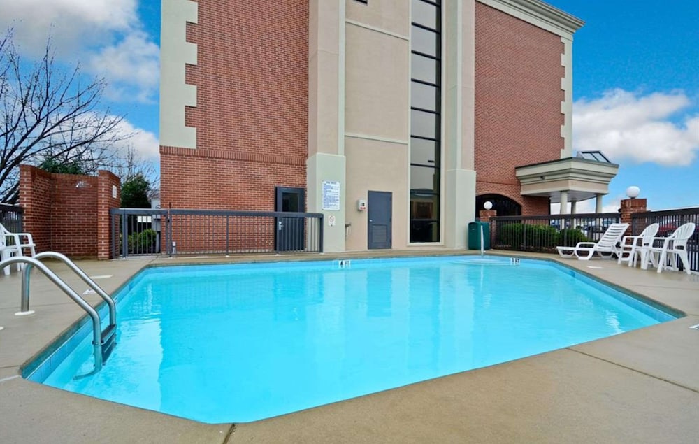Clarion Pointe Greensboro Airport - photo 33