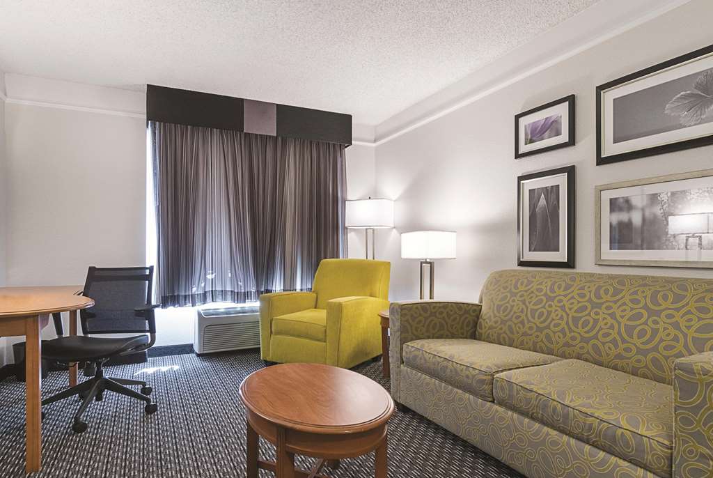 La Quinta Inn & Suites by Wyndham Univ Area Chapel Hill - photo 31